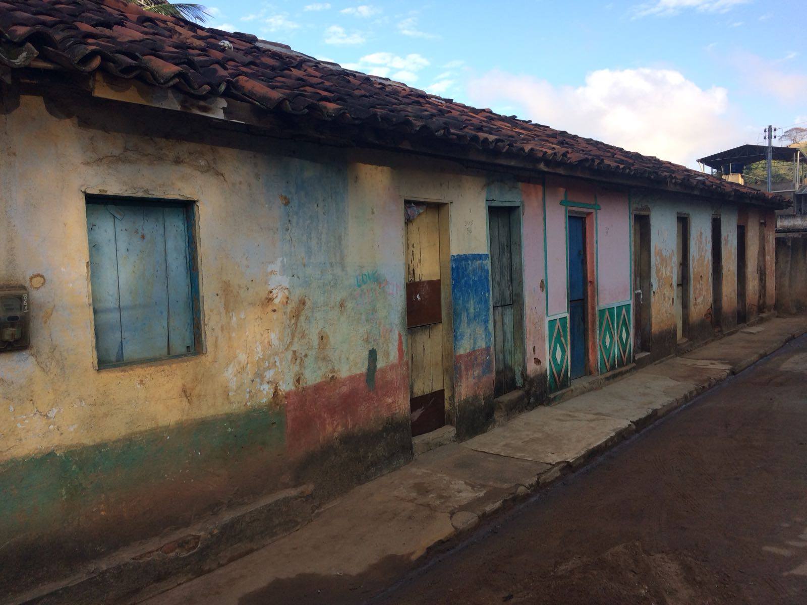 Vereador cobra melhorias das casas da vila São Vicente